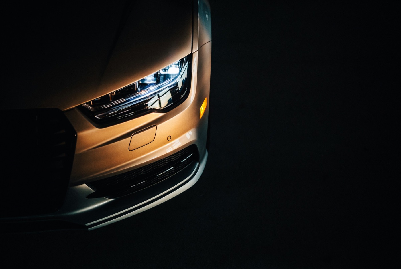 Frontpartie und Scheinwerfer eines Autos