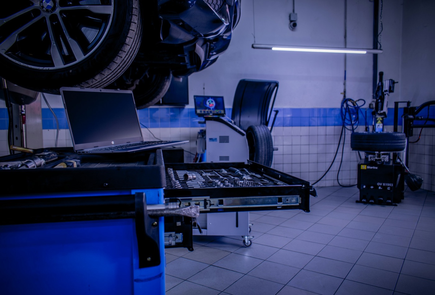 Werkstatt mit Wuchtmaschine und Diagnosegeräten